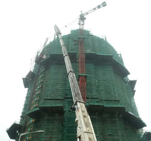 头屯河吊车在工地上作业